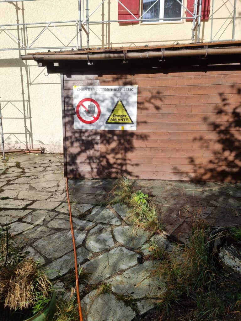 Panneaux Chantier interdit au public et Danger amiante sur un bâtiment échafaudé, poste à prévoir dans un devis de démolition