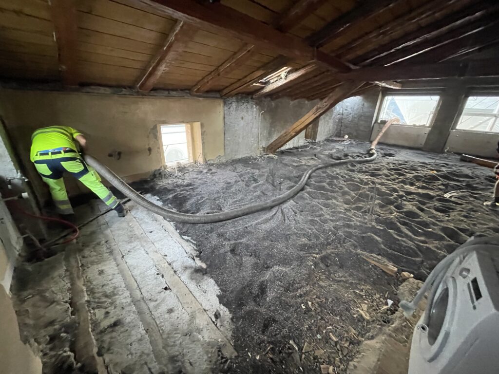 Matériaux de démolition : combles avec gravats pendant la démolition à Chamoson