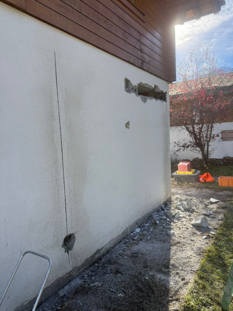 Ouverture mur porteur : mur de façade avant la création d'une baie à La Tzoumaz