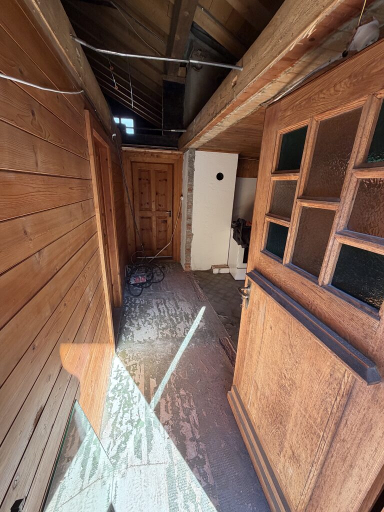 Couloir lambrissé de chalet après démolition intérieure à Grimentz