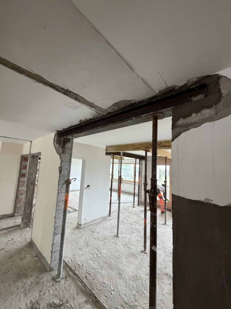 Profilé métallique posé au-dessus d'une nouvelle ouverture dans un appartement