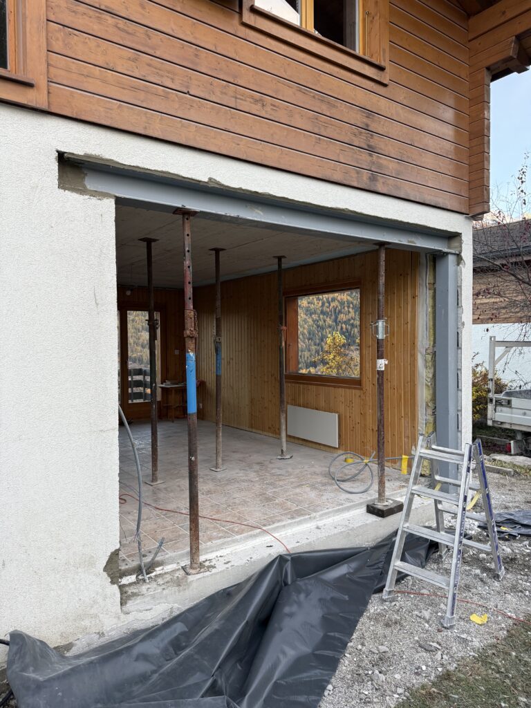 Ouverture dans un mur porteur de façade avec étais et poutrelle métallique en place